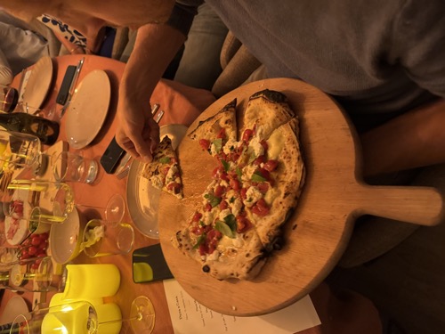 Gezellige tafel met pizza en wijn