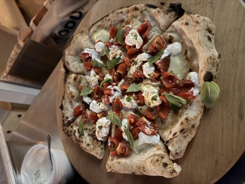 Pizza met tomaat en burrata